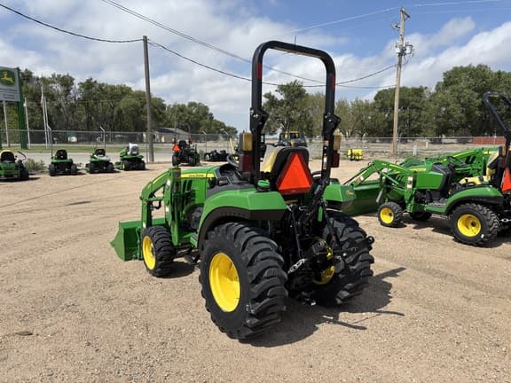 Image of John Deere 2032R equipment image 2