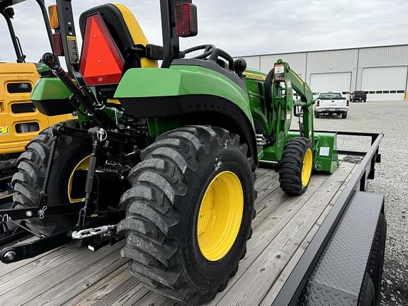 Image of John Deere 2032R equipment image 4