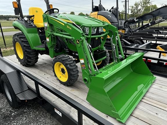 Image of John Deere 2032R equipment image 2