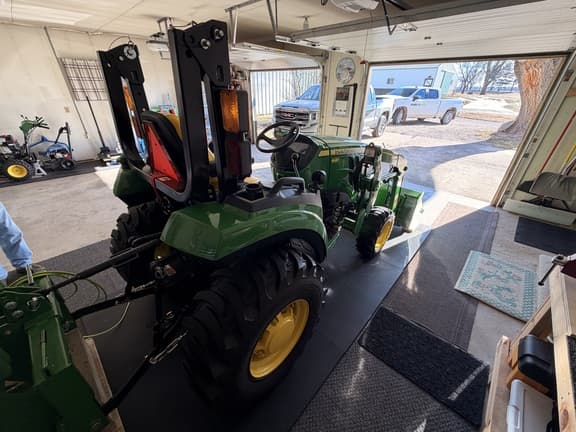 Image of John Deere 2032R equipment image 2