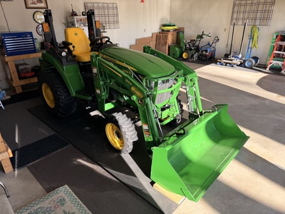 Image of John Deere 2032R equipment image 1