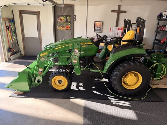 Image of John Deere 2032R equipment image 4