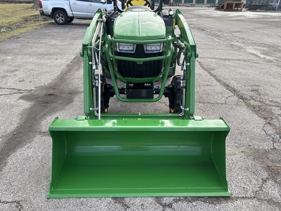 Image of John Deere 2032R equipment image 1