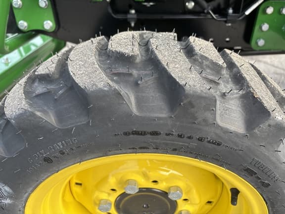 Image of John Deere 2032R equipment image 2