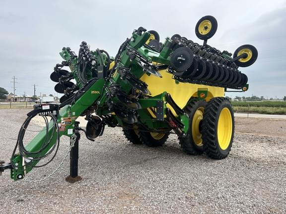 Image of John Deere 2530L Primary image