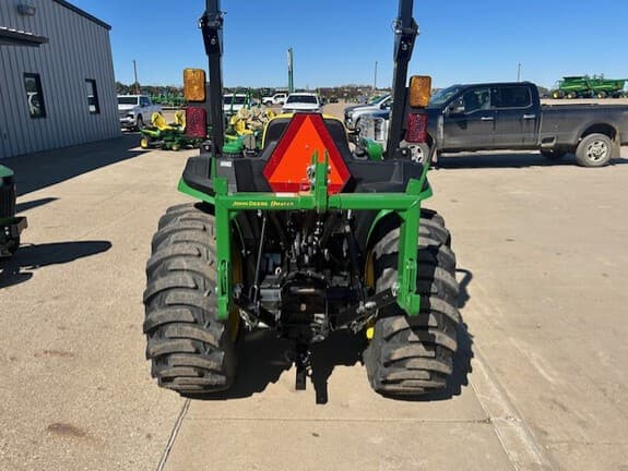 Image of John Deere 3032E equipment image 4