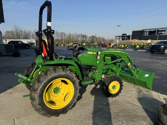Image of John Deere 3033R equipment image 2
