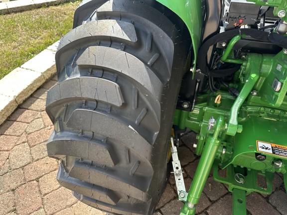 Image of John Deere 3033R equipment image 3