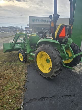 Image of John Deere 3033R equipment image 4