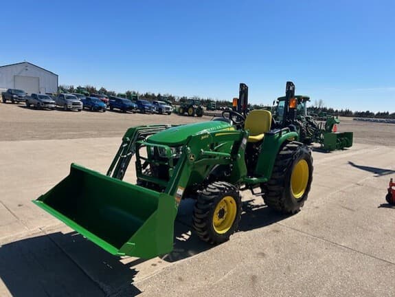 Image of John Deere 3038E equipment image 2