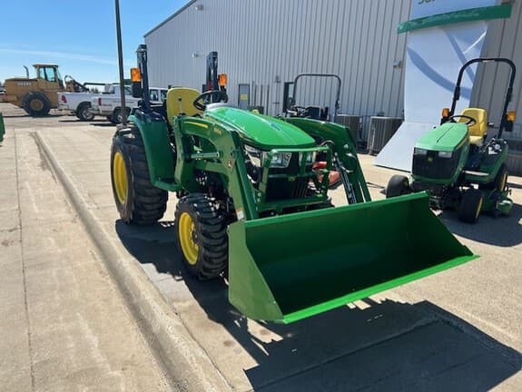 Image of John Deere 3038E equipment image 4