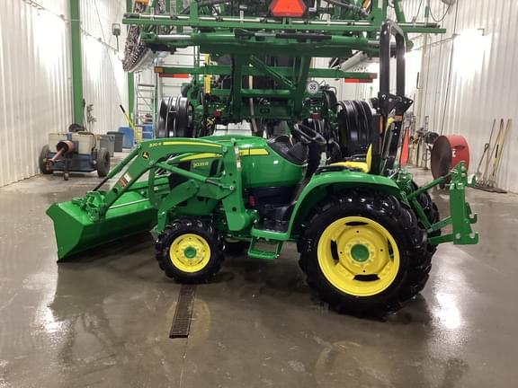 Image of John Deere 3039R equipment image 1
