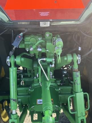 Image of John Deere 3039R equipment image 3