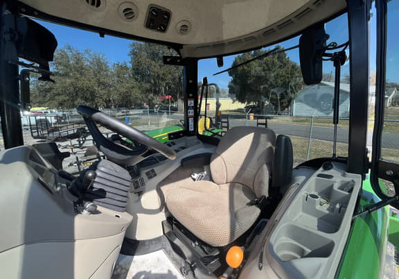 Image of John Deere 3046R equipment image 4