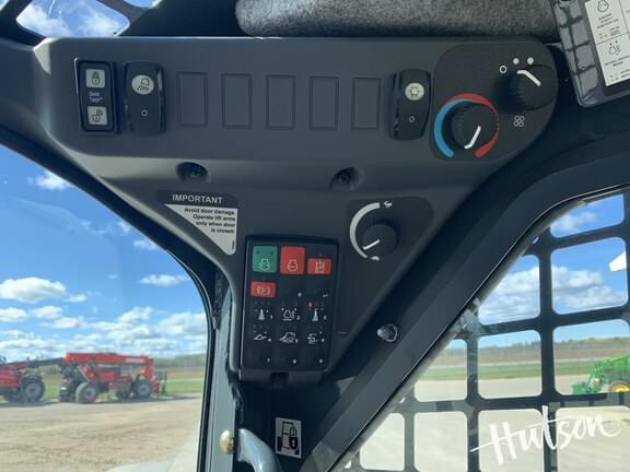 Image of John Deere 318G equipment image 4