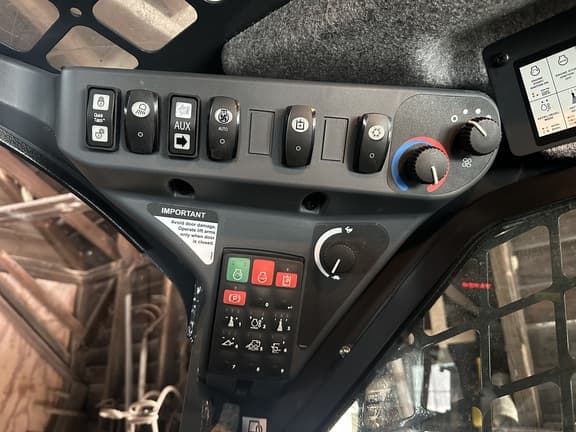 Image of John Deere 325G equipment image 4