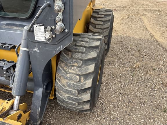 Image of John Deere 332G equipment image 3