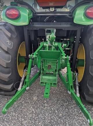 Image of John Deere 4066R equipment image 4