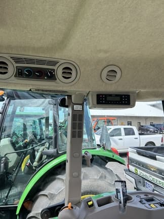 Image of John Deere 5067E equipment image 4