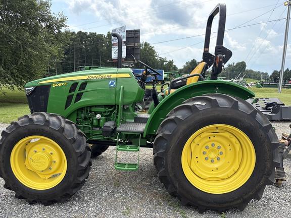 Image of John Deere 5067E equipment image 1