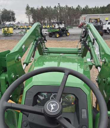 Image of John Deere 5067E equipment image 4