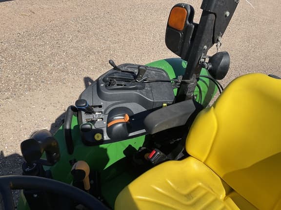 Image of John Deere 5095M equipment image 4