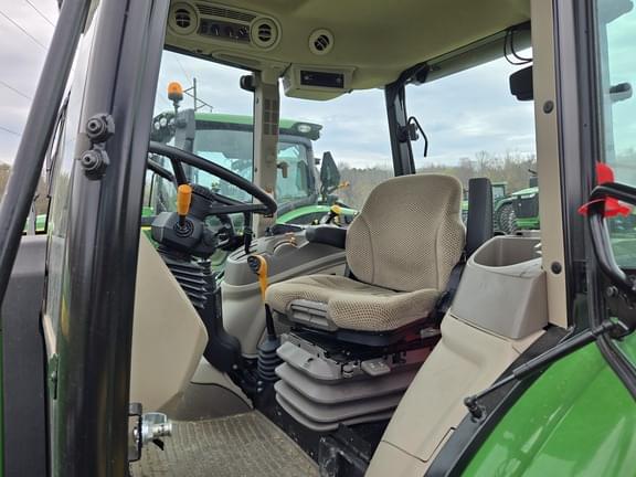 Image of John Deere 5120M equipment image 4