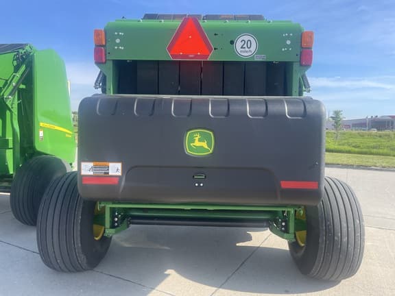 Image of John Deere 561M equipment image 4