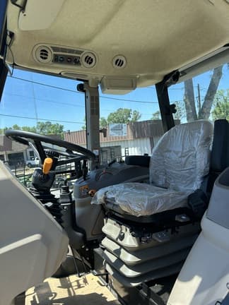 Image of John Deere 6120E equipment image 4