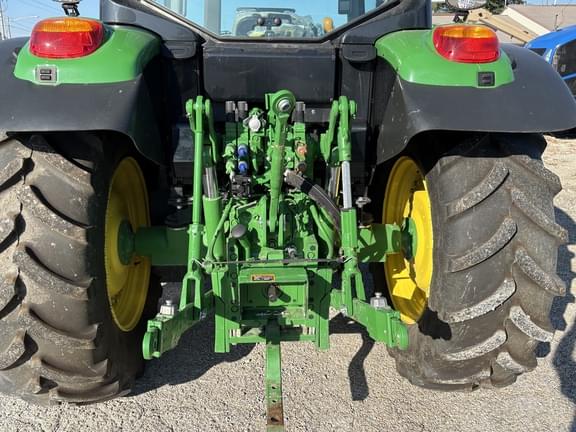 Image of John Deere 6120M equipment image 4