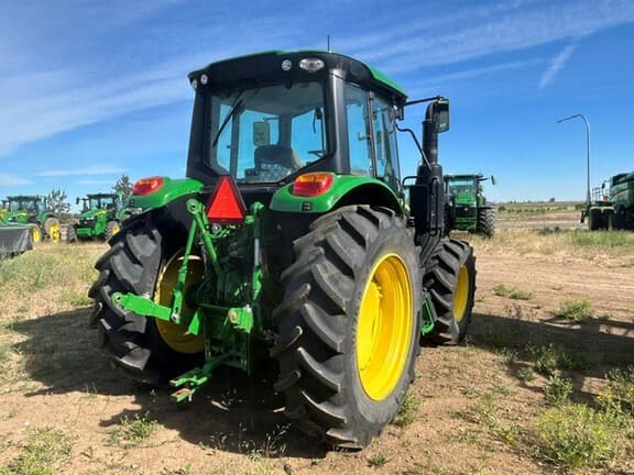 Image of John Deere 6120M equipment image 4