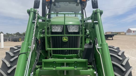 Image of John Deere 6135E equipment image 4