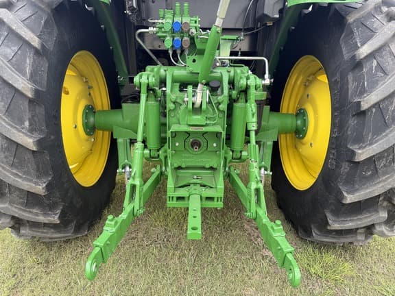 Image of John Deere 6135E equipment image 3