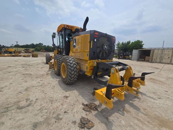 Image of John Deere 672G equipment image 2