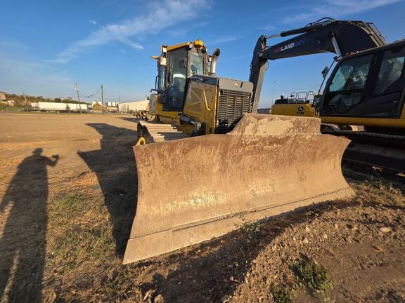 2024 John Deere 750L Equipment Image0