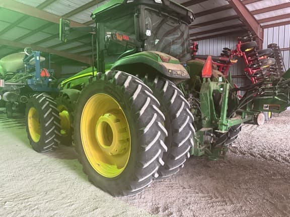 Image of John Deere 8R 310 equipment image 4
