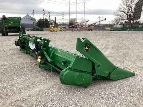 Image of John Deere C12F equipment image 4