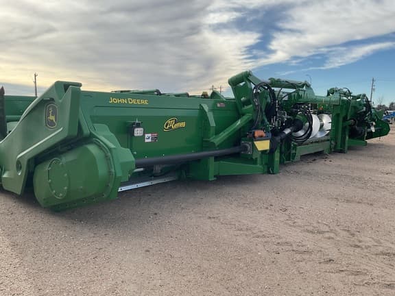 Image of John Deere C12F equipment image 3