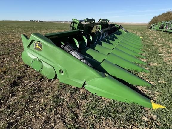 Image of John Deere C12F equipment image 3