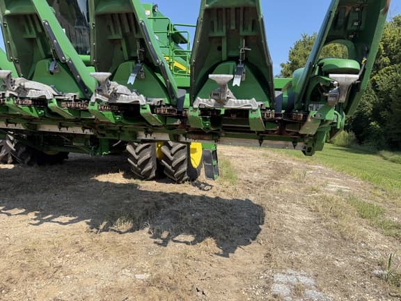 Image of John Deere C12F equipment image 4