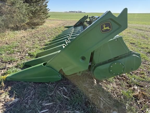 Image of John Deere C12F equipment image 3
