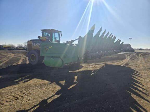 Image of John Deere C18R equipment image 3