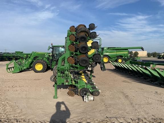Image of John Deere DR16X equipment image 1