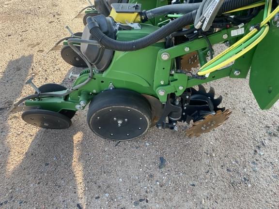 Image of John Deere DR16X equipment image 4