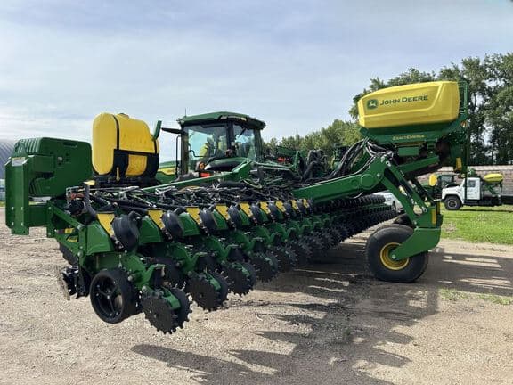 Image of John Deere DR24 equipment image 3