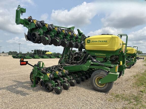 Image of John Deere DR24 equipment image 1