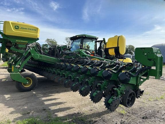 Image of John Deere DR24 equipment image 4