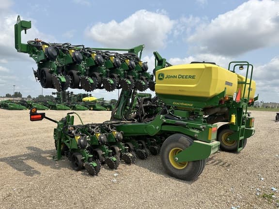 Image of John Deere DR24 equipment image 1