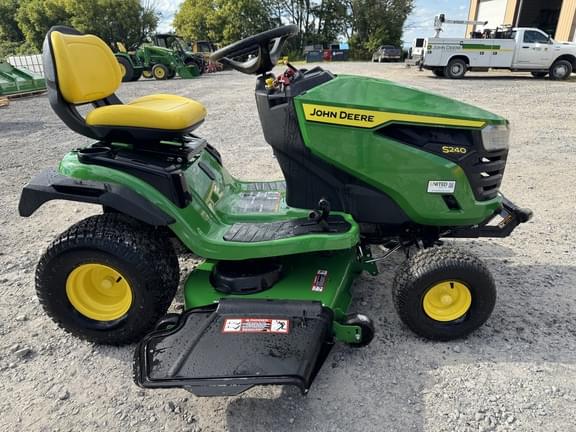 Image of John Deere S240 equipment image 2