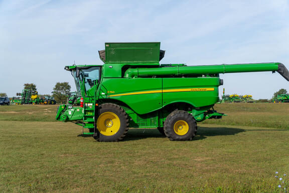 Image of John Deere S760 equipment image 1